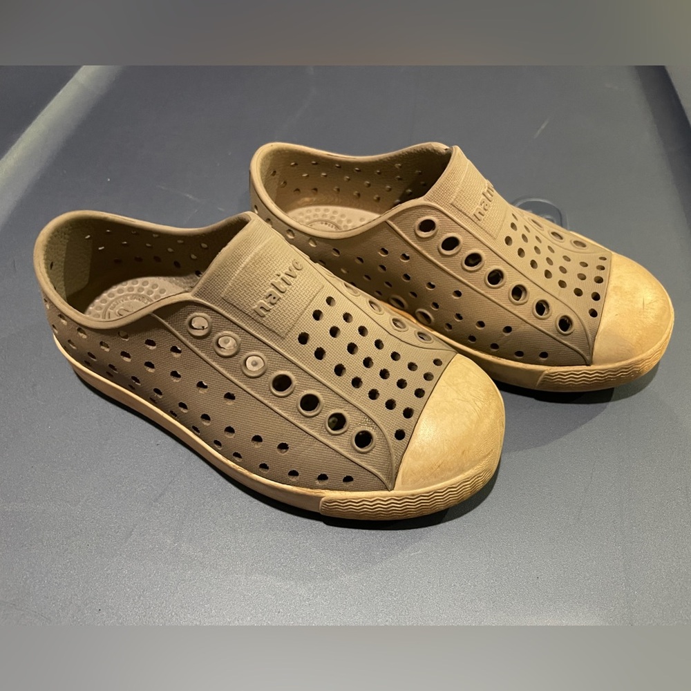 Native shoes, grey, size 8c